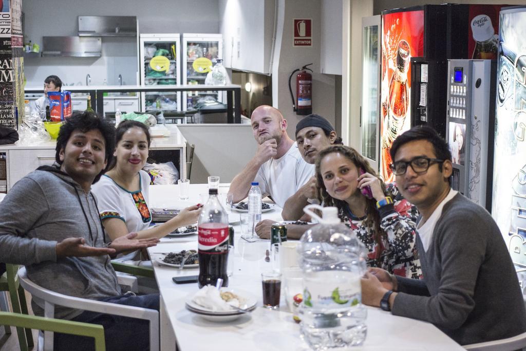 Hola Hostal Eixample Barcelona Eksteriør billede